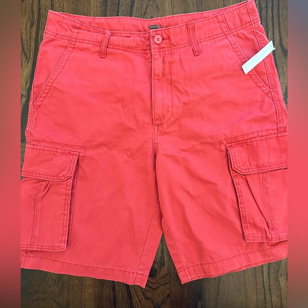 Old Navy Cargo Shorts for men- NWT- Size 33 with 9.5” inseam